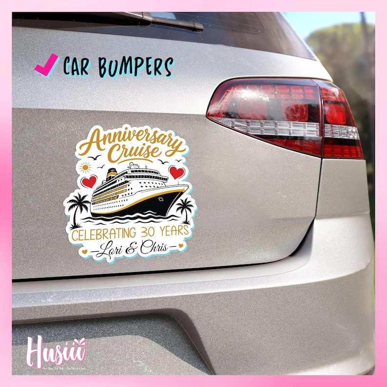 Puede incluir: Una pegatina para parachoques de coche con una ilustraci&oacute;n de un crucero y el texto Anniversary Cruise, CELEBRATING 30 YEARS, y Lori & Chris. El dise&ntilde;o incluye palmeras, corazones rojos, un sol y p&aacute;jaros sobre fondo blanco.