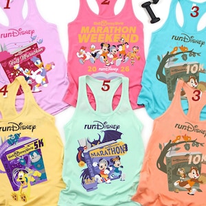 Puede incluir: Camisetas sin mangas runDisney de varios colores con personajes de Disney y detalles de carreras. Los diseños incluyen a Pato Donald, Mickey Mouse y Chip y Chop. Ideales para eventos de carrera.