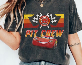 Czerwona koszula z nadrukiem "Auta McQueen" z kolekcji "Pit Crew" z filmu Disney Pixar, koszula rodzinna z motywem Disneyland, koszulka z motywem "Wakacje z Disneyem", koszulka z motywem "Auta Zygzak McQueen"