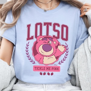 Toy Story Lotso Bär Tickle Me Pink College Shirt, Lotso Huggin Bär T-Shirt, Disneyland Passendes Shirt, Disney World T-Shirt, BTW Magic Kingdom