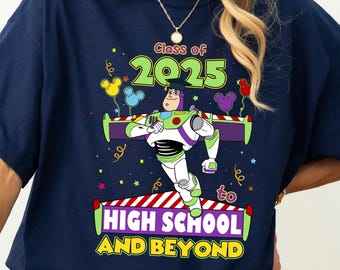 Anpassen der Toy Story-graduierten Buzz Lightjahre für die High School und darüber hinaus T-Shirt, Senior Trip Disney Graduation, Class of 2026 Family Matching