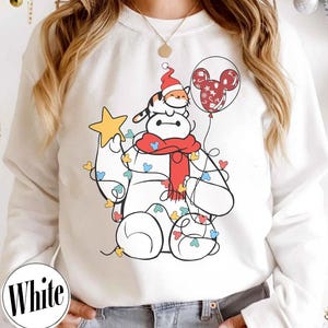 Sudadera navideña con globo de Disney Baymax y Mochi Cat, camiseta familiar a juego de Disneyland, camiseta navideña de Disney Baymax FaLaLaLa