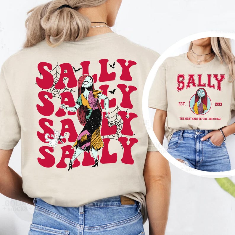 K&ouml;nnte beinhalten: Ein beiges T-Shirt mit einem roten "Sally"-Motiv auf der R&uuml;ckseite. Das Motiv zeigt eine Comicfigur aus dem Film "Nightmare Before Christmas" mit einem Spinnennetz-Design. Die Vorderseite des Shirts hat ein kleineres Motiv mit dem Text "Sally Est. 1993 The Nightmare Before Christmas".