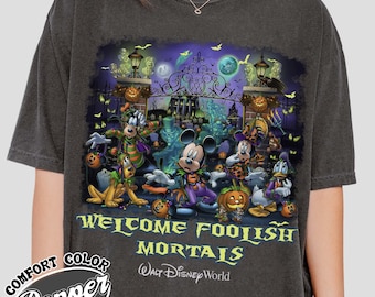 Camiseta de Mickey y sus amigos de la Mansión Encantada, "Bienvenidos a los Mortales Insensatos", "A mitad de camino a Halloween", "Fiesta de Halloween no tan aterradora de Mickey 2026"