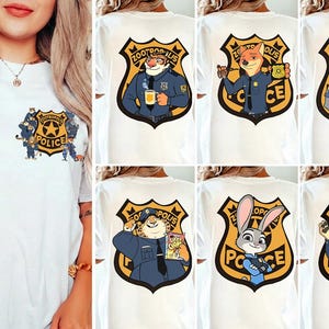 Puede incluir: Camiseta blanca con insignias del Departamento de Polic&iacute;a de Zootr&oacute;polis con personajes de dibujos animados. La camiseta tiene una peque&ntilde;a insignia en la parte delantera y insignias m&aacute;s grandes en la espalda, cada una con un oficial animal diferente.