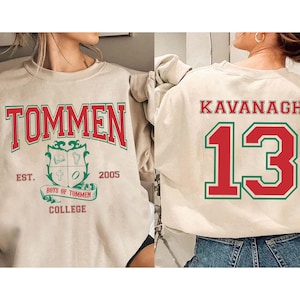 Peut inclure: Deux sweat-shirts beiges avec des motifs différents. Un sweat-shirt porte le texte "TOMMEN" avec un blason et le texte "EST. 2005 BOYS OF TOMMEN COLLEGE". L'autre sweat-shirt porte le texte "KAVANAGH 13" en rouge et vert.