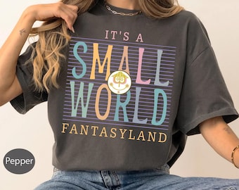 Camiseta retro Disney Fantasyland It's A Small World en tonos pastel, camiseta familiar a juego con la atracción de Disneyland, camiseta de viaje a Small World en tonos pastel, camiseta de WDW