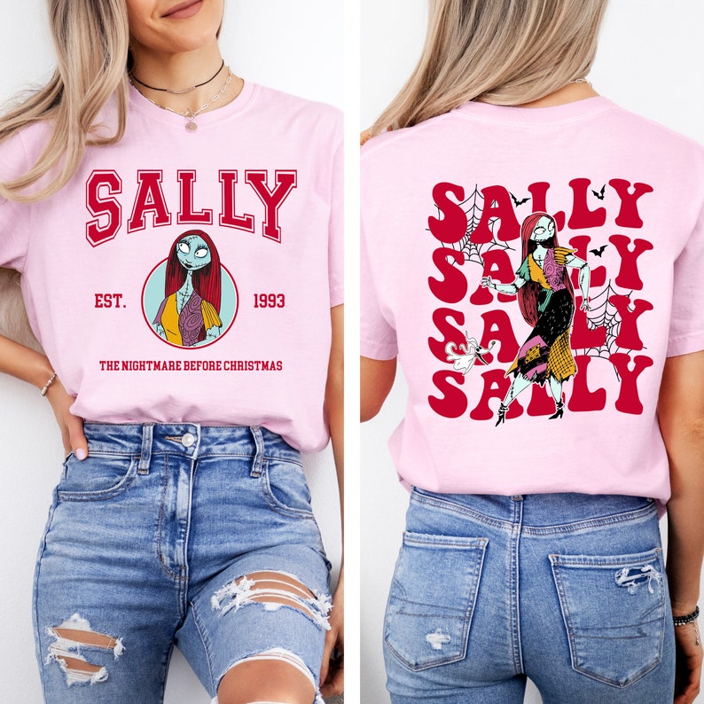 K&ouml;nnte beinhalten: Ein pinkfarbenes T-Shirt mit einem roten "Sally"-Motiv auf der Vorderseite. Das Motiv enth&auml;lt ein Cartoon-Bild von Sally aus dem Film "Nightmare Before Christmas" und den Text "EST. 1993" und "THE NIGHTMARE BEFORE CHRISTMAS". Die R&uuml;ckseite des Shirts hat ein rotes "Sally"-Motiv, das f&uuml;nfmal wiederholt wird, mit einem Cartoon-Bild von Sally in der Mitte.