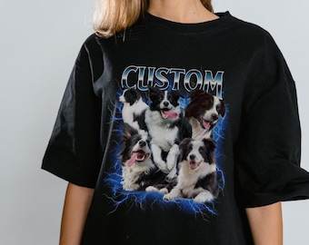 Könnte beinhalten: Schwarzes T-Shirt mit einem Aufdruck von Border Collie-Hunden und blauem Blitz. Das Wort "CUSTOM" ist in silberner Schrift über den Hunden aufgedruckt. Ein lässiges Kleidungsstück.