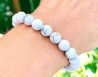 Echte howlietkristalarmband | Witmarmeren stretcharmband | Kalmerende edelsteensieraden | Yoga-meditatiecadeau | Stressarmband