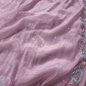 Pakistanischer indischer Zardozi Lavendelgewebe-Organza Handarbeit Sari, indisch gefertigtes Frauen Sari, Handarbeit Sari mit Unstich Bluse