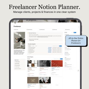 Może przedstawiać: Cyfrowy tablet wyświetla interfejs "Freelancer Notion Planner". Ekran pokazuje narzędzia do zarządzania projektami, w tym zarządzanie klientami, projektami i finansami. Tekst na ekranie zawiera "Freelancer", "Active Projects" i "All-in-One Notion Planner for Freelancers."