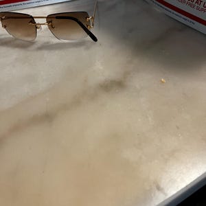 Fashion Horns promuje kwadratowe okulary przeciwsłoneczne bezramkowe