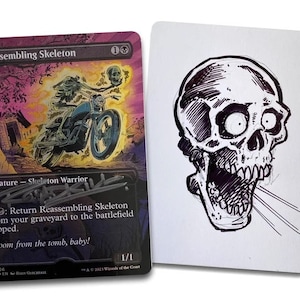 Könnte beinhalten: Eine Magic: The Gathering Karte mit einer Schwarzweißillustration eines Skeletts, das ein Motorrad fährt. Die Karte heißt "Reassembling Skeleton" und kostet 1 Mana. Der Kartentext lautet: "1: Bringe Reassembling Skeleton aus deinem Friedhof auf das Schlachtfeld zurück, angezapft. Vroom from the tomb, baby!" Die Karte hat eine Stärke und Widerstandsfähigkeit von 1/1.