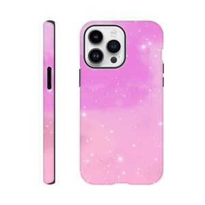 Könnte beinhalten: Eine rosa-lila Handyhülle mit Sternenhimmel-Design. Die Hülle hat einen Farbverlauf, der von einem helleren Rosa unten zu einem dunkleren Lila oben übergeht. Die Hülle hat einen schwarzen Rand.