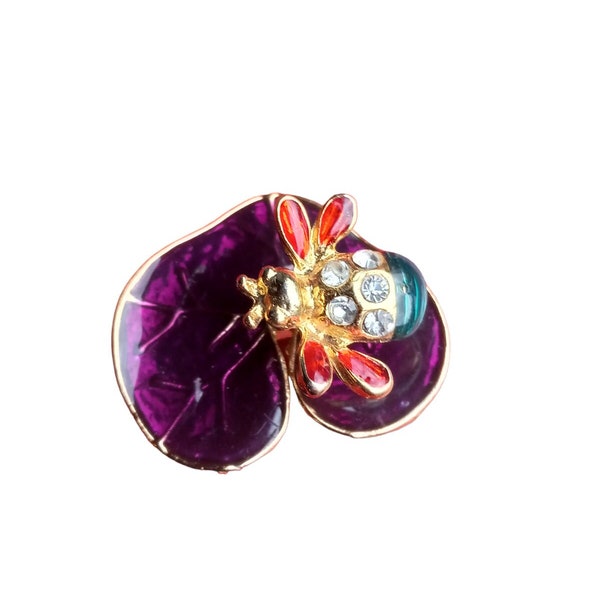 vintage abeille printanière ornée de bijoux sur une broche nénuphar violet émaillé avec insecte volant