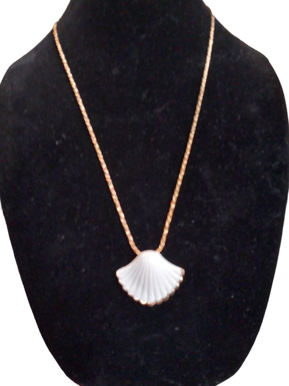 Vintage Seashell Gold Tone Necklace White and Gold
