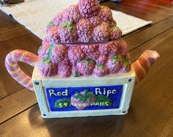 Vintage Red Ripe Strawberries in Crate Cardinal Inc. Teapot