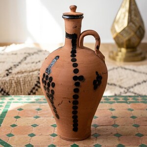 Auténtica jarra de terracota marroquí - Jarra de agua de arcilla hecha a mano con decoración tradicional de alquitrán - Jarrón rústico bohemio para el hogar - Cerámica única
