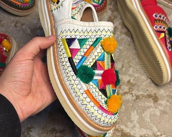 Mules marroquíes para mujer hechas a mano - Babouche de cuero bordado, zapatillas tradicionales estilo boho chic.