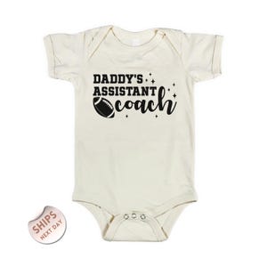 Daddy&#39;s Assistant Coach Baby Bodysuit, Football Season Shirt, Game Day Baby Bodysuit, Baby Boys Football Shirt, Baby Shower Gift, 2000827