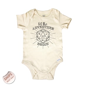 Body para bebé "Que comience la aventura", suéter con dados de juego, anuncio de embarazo, D&D, dado de 20 caras, regalo para baby shower, 2000308