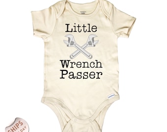 Body para bebé "Little Wrench Passer", regalo para bebé mecánico, ropa para bebé "Daddy's Mechanic", body para bebé "Check Engine", regalo para baby shower, 2000777