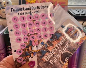 Op de afbeelding: Twee Disney Land Paris Saver-kaarten worden getoond. Eén kaart heeft roze cirkels met bedragen van £1 tot £20. De andere kaart heeft een Disney-kasteel en Daisy Duck. De tekst "Disney Land Paris Saver" is zichtbaar.