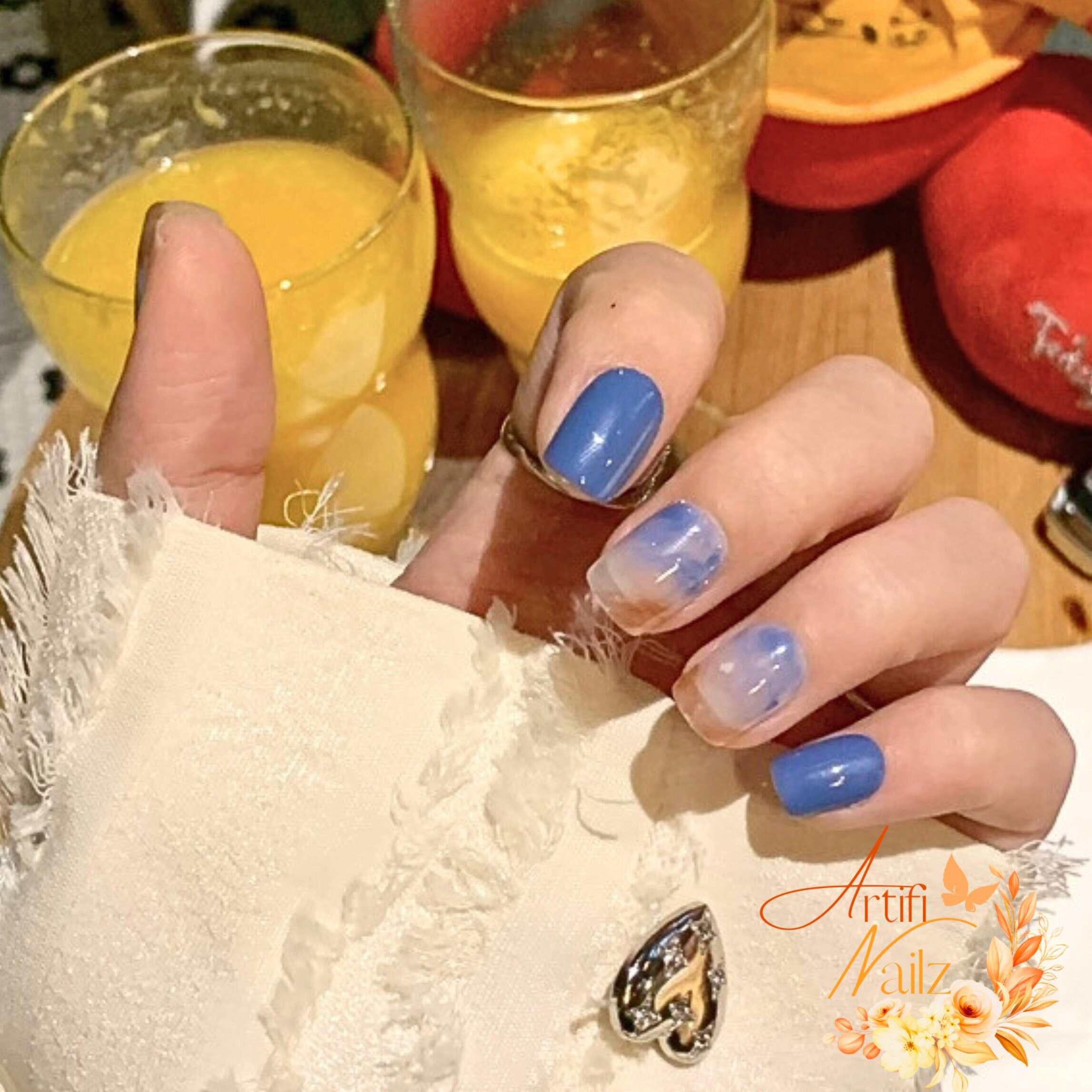 Elegant Nail Art Biru Look