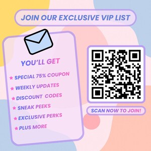 Pu&ograve; includere: Grafica promozionale con il testo "JOIN OUR EXCLUSIVE VIP LIST". Include un elenco di vantaggi: un coupon del 75%, aggiornamenti settimanali, codici sconto, anteprime esclusive, vantaggi esclusivi e altro ancora. &Egrave; presente un codice QR con il testo "SCAN NOW TO JOIN!"