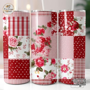 以下が含まれることがあります： 花柄とパッチワークのデザインが施されたステンレス製のタンブラー3個。デザインには、赤と白のギンガム、水玉模様、バラが含まれています。タンブラーには白いストローと「10 Free Designs Included」と「ABODE art digital」の文字が入っています。