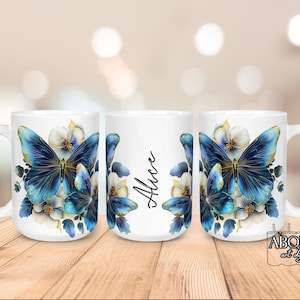 Pu&ograve; includere: Tazza in ceramica bianca con un design a farfalla blu e floreale. La farfalla &egrave; dettagliata, su fiori bianchi e blu. Il nome "Alice" &egrave; scritto sul lato della tazza. Un oggetto decorativo.