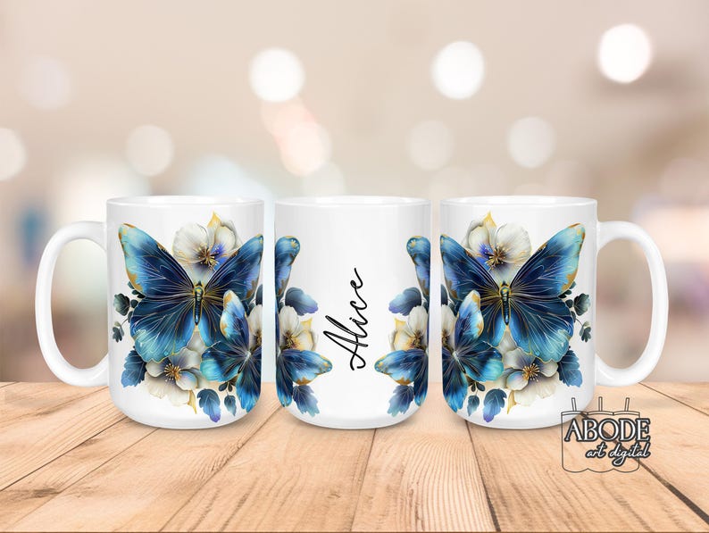 Pu&ograve; includere: Tazza in ceramica bianca con un design a farfalla blu e floreale. La farfalla &egrave; dettagliata, su fiori bianchi e blu. Il nome "Alice" &egrave; scritto sul lato della tazza. Un oggetto decorativo.