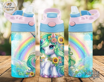 Peut inclure: Trois bouteilles d'eau avec des couvercles bleus et roses. Les bouteilles présentent un motif de licorne avec un arc-en-ciel et des nuages. La licorne a une couronne florale et est entourée de fleurs. Le texte "10 Free Designs Included" est dans un cercle.