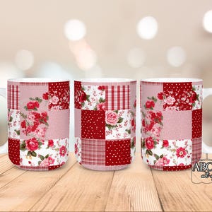 Pode incluir: Três canecas de cerâmica branca com um design de patchwork com padrões florais vermelhos e rosa, bolinhas e quadrados xadrez. As canecas têm alças brancas e são exibidas em uma superfície de madeira.