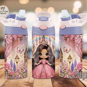 Puede incluir: Tres botellas de agua de color morado y blanco con un diseño de princesa y castillo. El diseño presenta un castillo rosa, un arcoíris y una princesa con cabello largo castaño y un vestido rosa. Las botellas tienen una tapa abatible y una asa de transporte.
