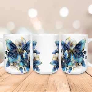 Pu&ograve; includere: Tazza in ceramica bianca con un design a farfalla blu e dettagli dorati, circondata da fiori bianchi. La farfalla &egrave; l'elemento centrale. La tazza ha un manico grande e una finitura lucida.