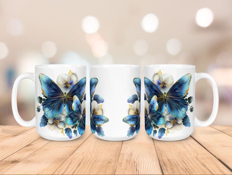 Pu&ograve; includere: Tazza in ceramica bianca con un design a farfalla blu e dettagli dorati, circondata da fiori bianchi. La farfalla &egrave; l'elemento centrale. La tazza ha un manico grande e una finitura lucida.