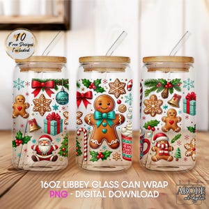 Puede incluir: Tres envoltorios de vidrio transparente Libbey con tapas de bambú y pajitas de vidrio, cada uno decorado con diseños navideños festivos. Los envoltorios presentan hombres de jengibre, copos de nieve y Papá Noel, con el texto "16OZ LIBBEY GLASS CAN WRAP PNG - DIGITAL DOWNLOAD".