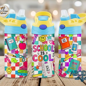 Peut inclure: Trois gourdes avec des couvercles jaunes et des accents bleus présentant un motif à carreaux coloré. Le design inclut des graphismes sur le thème de l'école comme des cahiers, des crayons, des pommes, le texte "SCHOOL IS COOL" et "you got this!" ainsi qu'un badge "10 Free Designs Included".