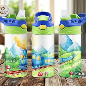 Könnte beinhalten: Drei blaue und grüne Wasserflaschen mit einem Zug- und Bergmotiv. Die Flaschen haben einen Strohhalmdeckel und einen Tragegriff. 10 Gratis Designs Inklusive.