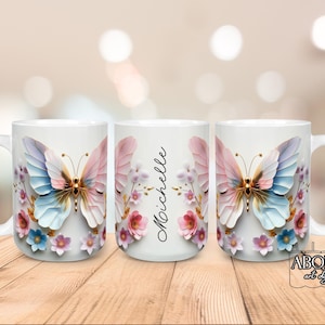 Puede incluir: Taza de cerámica blanca con un diseño de mariposa en tonos azules, rosas y dorados, rodeada de elementos florales. La taza tiene un asa y el nombre "Michelle" está impreso en el lateral.