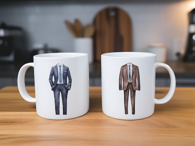 以下が含まれることがあります： スーツのデザインが施された白いセラミック製のマグカップ2つ。1つのマグカップには青いスーツ、もう1つのマグカップには茶色のスーツが描かれています。