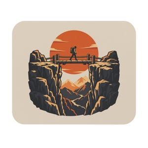 Puede incluir: Una alfombrilla de ratón rectangular con una ilustración gráfica de un excursionista con mochila cruzando un puente de madera entre dos acantilados oscuros. Al fondo, un gran sol naranja se pone tras picos montañosos y un valle fluvial.