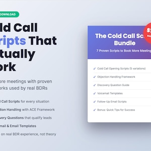 Puede incluir: Anuncio de un producto digital, "Cold Call Scripts That Actually Work". La imagen presenta un paquete con 7 guiones para reservar más reuniones, incluidos guiones de apertura de llamadas en frío, manejo de objeciones y plantillas de correo de voz. El precio es de 12,99 $.