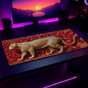 Könnte beinhalten: Rechteckiges Mauspad mit einer detaillierten Illustration eines Leoparden, der auf einem rot-gold gemusterten Teppich läuft. Der Leopard hat ein geflecktes Fell und befindet sich in der Mitte des Pads. Das Pad ist für die Verwendung mit einer Computermaus konzipiert.