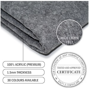 K&ouml;nnte beinhalten: Nahaufnahme eines grauen Filzstoffes. Der Stoff ist 100% Acryl und 1,5 mm dick. Er ist in 30 Farben erh&auml;ltlich. Der Stoff ist mit "Hochwertiger Filz" gekennzeichnet und ist zertifiziert, frei von sch&auml;dlichen Bestandteilen zu sein.