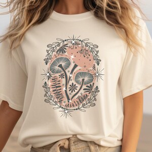 Beige Pilz Waldkern Vibes T-Shirt für Frauen, Komfort Farben hübsche Pilze Design Hand gezeichnet mit Mykologie Liebhaber Vibes, Geschenk für Sammler