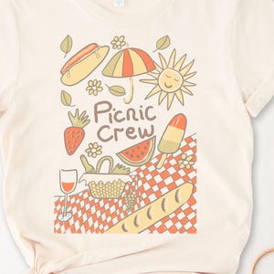 Camiseta de equipo de picnic de verano, regalo para amantes de la comida, pan, vino y fruta, dibujada a mano, camiseta de vacaciones retro con sol, divertida camiseta de dibujos animados, regalo para niñas.