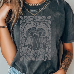 Pilz-Shirt, Cottagecore-Shirt für Damen, Komfortfarbenmischung mit originaler handgezeichneter Mykologie-Pilz-Kunstgrafik.